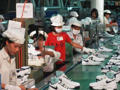 Adidas và Nike đều đang gia tăng sản xuất tại Việt Nam.