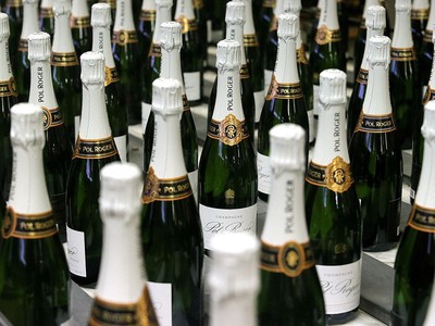 Rượu champagne Pháp là một trong những mặt hàng Mỹ dọa đánh thuế 100%. Ảnh: AFP