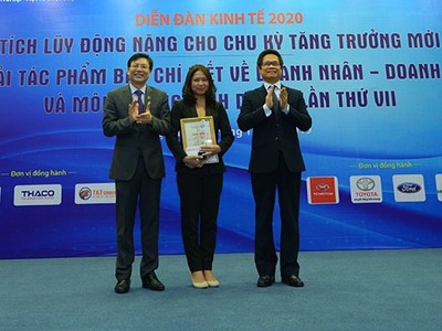 Ông Vũ Tiến Lộc, Chủ tịch Phòng thương mại và công nghiệp Việt Nam (phải) và Nhà báo Hồ Quang Lợi, Phó Chủ tịch Thường trực Hội Nhà báo Việt Nam trao giải A cho tác giả Trần Thị Tuyết Ánh, Báo Đầu tư.