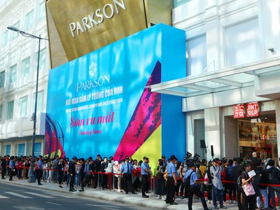 Những “ tín đồ” Uniqlo trẻ đã có mặt từ 6 giờ sáng.