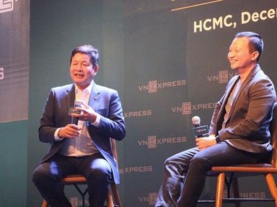 Ông Trương Gia Bình đối thoại cùng nhà sáng lập/Chủ tịch Tiki trong một cuộc thi khởi nghiệp vừa được tổ chức tại TP.HCM (Ảnh: Hồng Phúc).