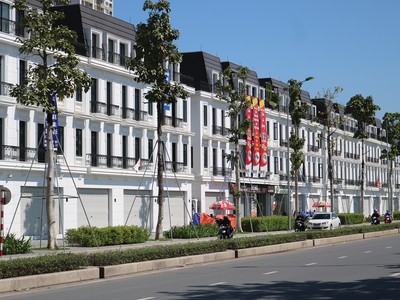 Nhiều dãy nhà shophouse vất vả tìm khách thuê