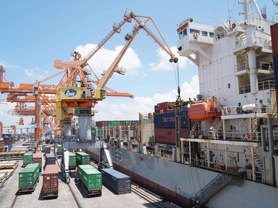 Trong hai năm gần đây, kim ngạch xuất nhập khẩu của cả nước tăng rất nhanh. Ảnh: Đức Thanh