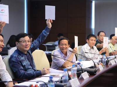 Sao Đỏ 1999 Vũ Văn Tiền (thứ ba, từ trái sang) trong Cuộc bình chọn Doanh nhân trẻ khởi nghiệp xuất sắc lần thứ nhất, năm 2015. Ảnh: Chí Cường