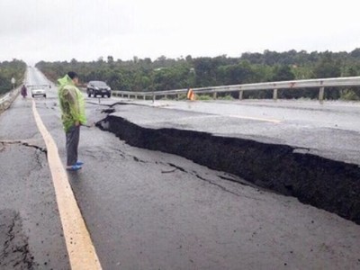 Đường dẫn lên cầu vượt cao tốc Đà Nẵng - Quảng Ngãi vừa đưa vào sử dụng đã lún, nứt (Ảnh TL)