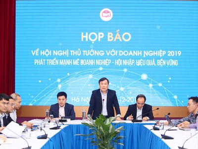 Thứ trưởng Vũ Đại Thắng chủ trì họp báo cung cấp thông tin về Hội nghị Thủ tướng với doanh nghiệp (Ảnh: Lê Tiên)