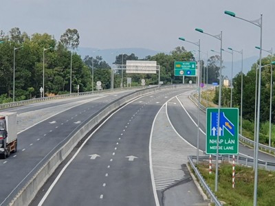 Dự án xây dựng đường cao tốc Đà Nẵng- Quảng Ngãi được khởi công ngày 19/5/2013, thông xe và đưa vào khai thác toàn tuyến ngày 2/9/2018.