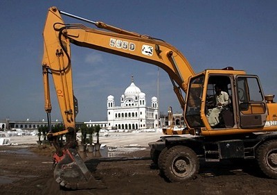 Các nhà kinh tế xem căng thẳng thương mại và địa chính trị là yếu tố rủi ro chính cho các kinh tế châu Á năm sau.

Cuộc khảo sát quý mới nhất, giai đoạn từ 22/11 đến 11/12 của Trung tâm Nghiên cứu Kinh tế Nhật Bản (JCER) và Nikkei, vừa cho biết triển vọng tăng trưởng của các nền kinh tế châu Á vẫn còn yếu trong năm 2020, sau khi giảm tốc đột ngột vào năm 2019 và cuộc chiến thương mại Mỹ - Trung đang tiếp diễn.

Cuộc khảo sát thu thập 44 câu trả lời từ các nhà kinh tế và nhà phân tích tại 5 n