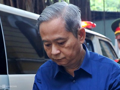 Ông Nguyễn Hữu Tín được đưa đến tòa sáng nay. Ảnh: Hữu Khoa.