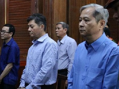 Nguyễn Hữu Tín (ngoài cùng bên phải) và các đồng phạm trong phiên xét xử ngày 30/12