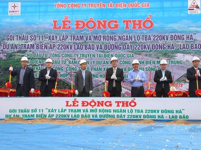Các đại biểu thực hiện nghi thức động thổ.