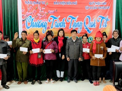 Bà Vũ Lan Nhung (giữa), Chánh Văn phòng Báo Đầu tư trao quà Tết cho đồng bào nghèo huyện Điện Biên Đông. Ảnh: Lê Quân