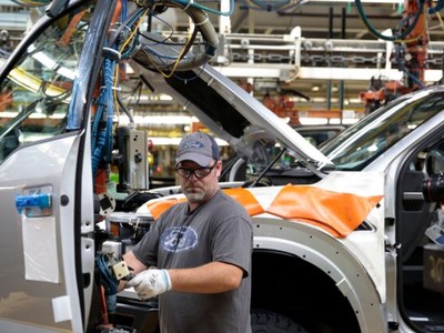 Dây chuyền lắp ráp dòng xe bán tải Ford F-150 tại bang Michigan, Mỹ. Ảnh: AFP