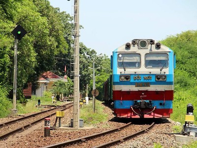Những vướng mắc về cơ chế, hạ tầng lạc hậu đã khiến Tổng công ty Đường sắt Việt Nam vẫn chưa thể bứt phá, thoát hẳn khỏi sự trì trệ dù đã có rất nhiều nỗ lực làm mới.