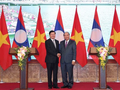 Thủ tướng Nguyễn Xuân Phúc và Thủ tướng Thongloun Sisoulith họp báo sau kỳ họp (Ảnh: Đức Trung)