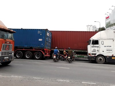 Cư dân khu Cát Lái “khóc ròng” vì xe container