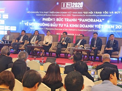 Ông Vũ Tiến Lộc (thứ tư từ phải sang) cho rằng, quy mô nền kinh tế tăng nhanh nhưng sức khoẻ doanh nghiệp trong nền kinh tế có vấn đề.