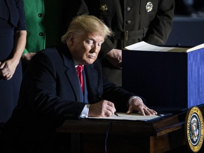 Tổng thống Mỹ Donald Trump đã ký ban hành đạo luật tăng nợ. Nguồn ảnh: upi.com