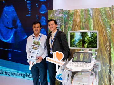 Đại biểu chụp hình cùng hệ thống ACUSON Redwood