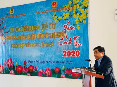 Bộ trưởng Nguyễn Chí Dũng chúc Tết, tặng quà chiến sĩ, công nhân, gia đình chính sách tỉnh Quảng Trị