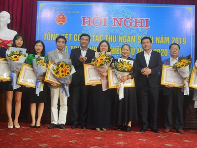 Ủy viên Trung ương Đảng, Bí thư Tỉnh ủy, Chủ tịch HĐND tỉnh Thái Bình Nguyễn Hồng Diên và Chủ tịch UBND tỉnh Đặng Trọng Thăng tặng hoa và bằng khen cho các doanh nghiệp.