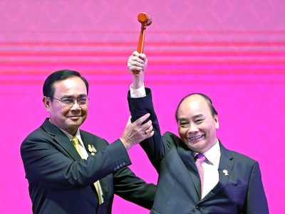 Thủ tướng Nguyễn Xuân Phúc nhận búa Chủ tịch ASEAN từ Thủ tướng Thái Lan Chan-o-cha (Ảnh: Reuters)