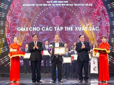 Ban Tổ chức trao Giải Tập thể có thành tích xuất sắc và đóng góp tích cực Giải Búa liềm vàng lần thứ 4 năm 2019 cho Tổng Biên tập Báo Đầu tư Lê Trọng Minh. Ảnh: Chí Cường
