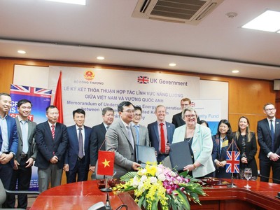 Lễ ký kết biên bản ghi nhớ chương trình hợp tác về năng lượng giữa Vương Quốc Anh và Bộ Công Thương tại trụ sở Bộ Công Thương.