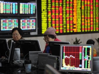 Chỉ số Shanghai Composite sáng nay lên điểm 0,1% còn Shenzhen Composite tăng mạnh hơn với 0,144%. Ảnh: AFP