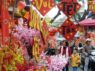 Không khí Tết trên phố phường Hà Nội