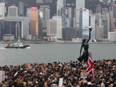 Biểu tình và bạo loạn chống chính quyền những tháng qua làm tê liệt ngành du lịch và bán lẻ Hong Kong, đẩy kinh tế Hong Kong vào lần suy thoái đầu tiên kể từ cuộc khủng hoảng tài chính. Ảnh: AFP