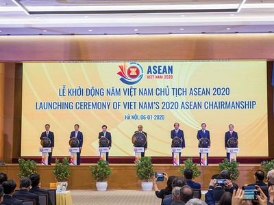 Thủ tướng Nguyễn Xuân Phúc cùng các thành viên Chính phủ nhấn nút khai trương website ASEAN 2020, khởi động cho năm đối ngoại “bận rộn” của Việt Nam. Ảnh: Chí Cường