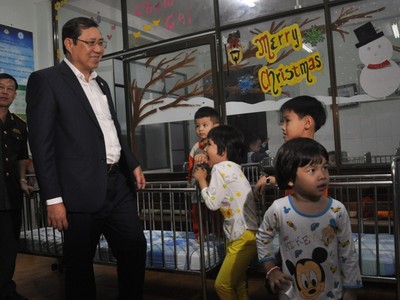 Ông Huỳnh Đức Thơ tặng quà Tết cho trẻ mồ côi trong đêm giao thừa.