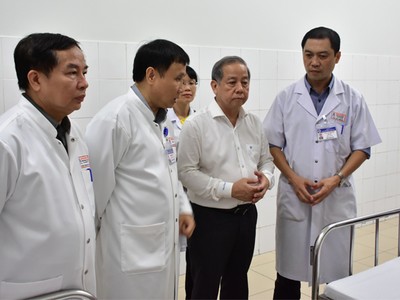 Chủ tịch UBND tỉnh Thừa Thiên Huế Phan Ngọc Thọ trao đổi với các bác sỹ về các biện pháp phòng chống dịch viêm đường hô hấp cấp do vi rút corona.