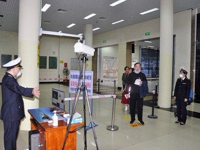 Người nhập cảnh từ Trung Quốc vào Việt Nam đều phải qua kiểm tra bằng máy đo thân nhiệt tự động tại Cửa khẩu quốc tế Móng Cái. Ảnh: Cổng thông tin điện tử Móng Cái