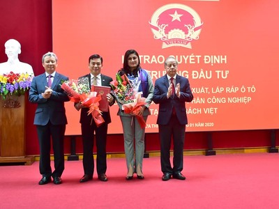 Bí thư Tỉnh ủy Thừa Thiên Huế Lê Trường Lưu và Chủ tịch UBND tỉnh Thừa Thiên Huế Phan Ngọc Thọ trao quyết định chủ trương đầu tư cho Công ty CP Công nghiệp chế tạo ô tô Bách Việt