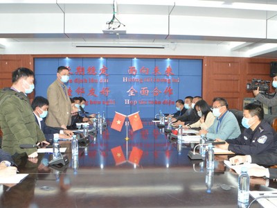 Đoàn đại biểu của chính quyền 2 thành phố hội đạm tại Ban Quản lý Cửa khẩu Đông Hưng (Trung Quốc). Ảnh: Thu Hằng - Trung tâm TTVH Móng Cái.