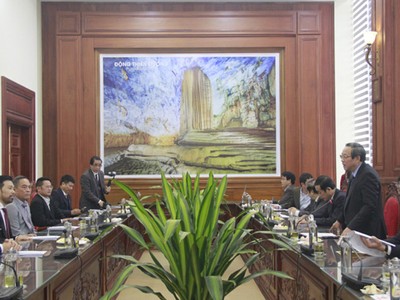 Bí thư Tỉnh ủy Quảng Bình Hoàng Đăng Quang trao đổi thông tin về lĩnh vực đầu tư với đoàn công tác.