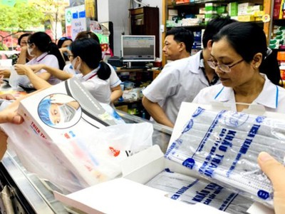 Những ngày qua, do lo ngại virus corona, nhu cầu khẩu trang y tế, găng tay y tế và nước sát trùng tăng mạnh (Ảnh minh họa)