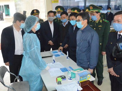 Phó thủ tướng Chính phủ Vũ Đức Đam kiểm tra tại Cửa khẩu quốc tế Móng Cái trong ngày 02/2.