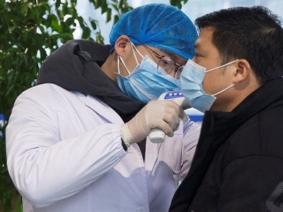 Nhân viên y tế kiểm tra sức khỏe  ở sân bay Trường Sa, tỉnh Hồ Nam, hôm 27/1. Ảnh: Reuters.