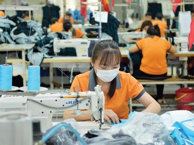 Dệt may là ngành chịu ảnh hưởng lớn bởi dịch viêm đường hô hấp cấp, vì phần lớn nguyên liệu đều nhập từ Trung Quốc.