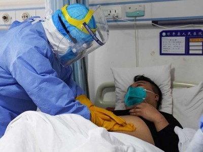 Một người nhiễm nCoV được điều trị tại bệnh viện ở tỉnh Sơn Đông, Trung Quốc ngày 28/1. Ảnh: AFP.