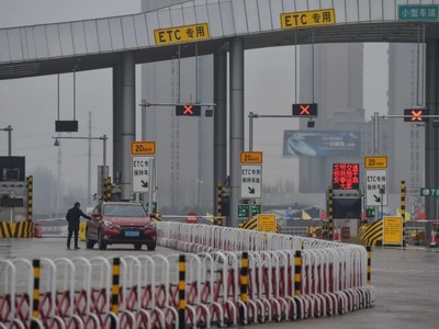 Chính quyền thành phố Vũ Hán phỏng tỏa các cửa ngõ ra vào thành phố để khoang vùng dịch. Ảnh: AFP