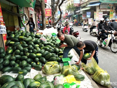 Không thể xuất khẩu, rất nhiều xe container chở các mặt hàng nông sản từ miền Trung ra như dưa hấu, thanh long đã phải quay ngược về Hà Nội để tiêu thụ trong nước (Ảnh: Infonet)