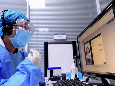 Một bác sĩ trò chuyện với bệnh nhân tại tỉnh Liêu Ninh, Trung Quốc ngày 4/2. Ảnh: AFP.