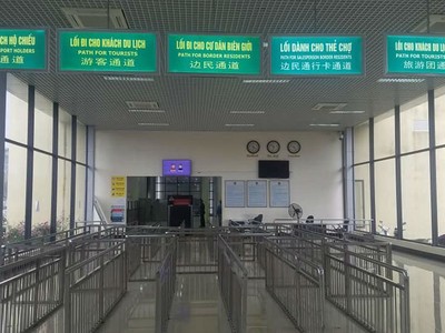Cửa khẩu quốc tế Móng Cái vắng bóng người sau khi tạm ngừng thủ tục xuất nhập cảnh.