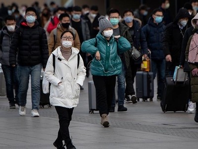 Hành khách các tỉnh đổ về Nhà ga Bắc Kinh hôm 1/2. Ảnh: AFP