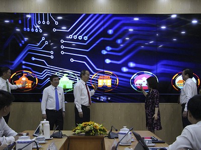 Lãnh đạo Thành phố cùng đại diện Sở Giáo dục và Đào tạo TP.HCM nhấn nút chính thức ra mắt Trung tâm điều hành Giáo dục thông minh (ảnh: Trọng Tín)