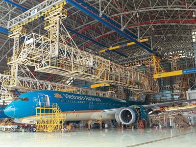 Dịch vụ sửa chữa, bảo dưỡng tàu bay sẽ giúp Vietnam Airlines bù đắp cho sự chững lại về doanh thu, lợi nhuận của lĩnh vực vận tải.